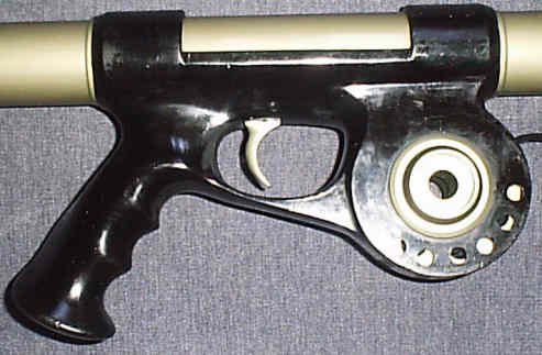 Pneumatic gun with the releasing valve